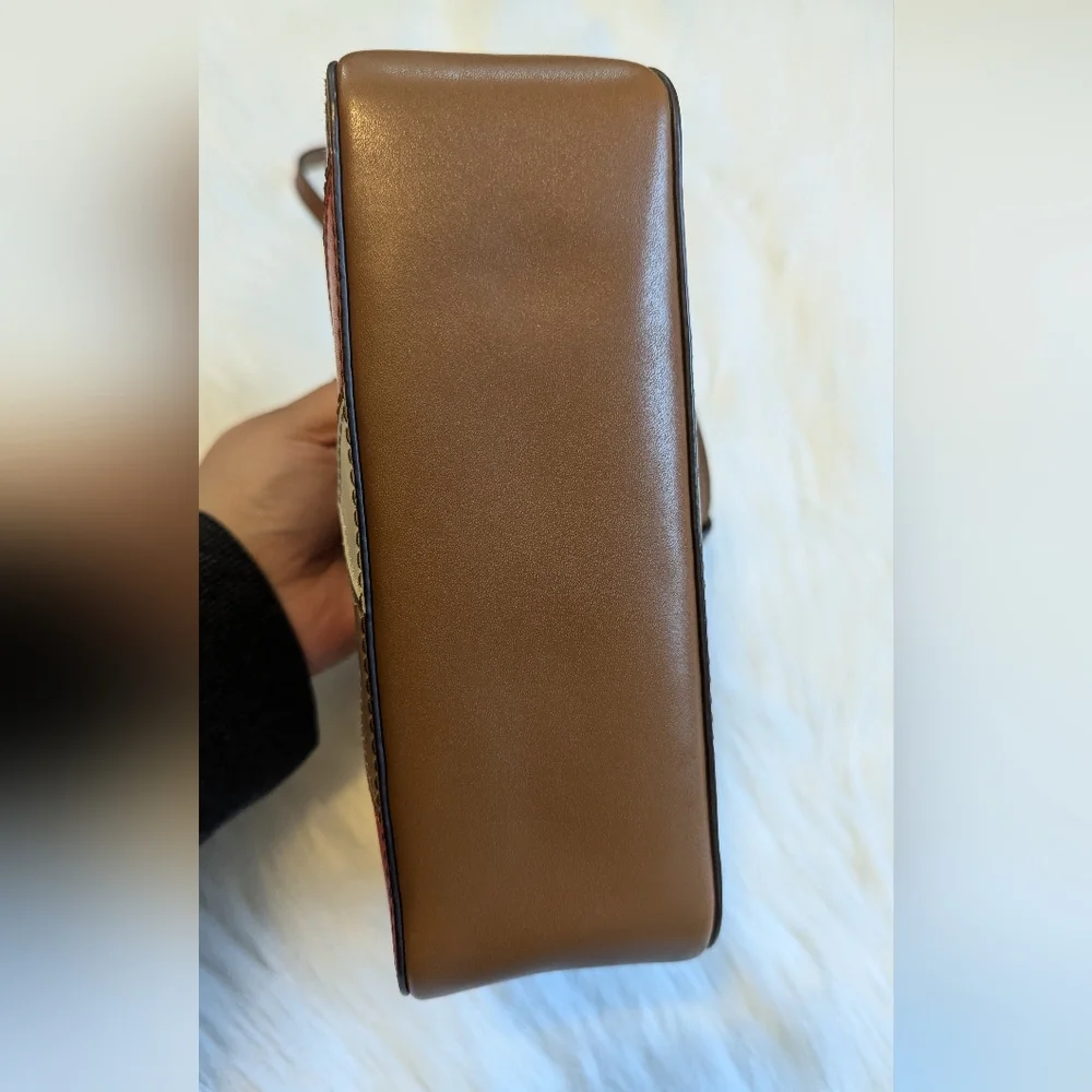 Beautiful Michael Kors crossbody purse. - Picture 7 of 16